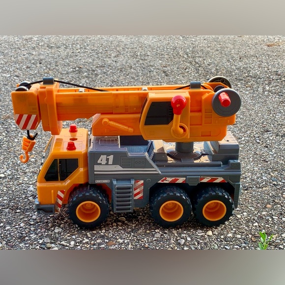 Large Mattel Matchbox Construction Utility Extending Crane Toy Truck - Picture 3 of 16